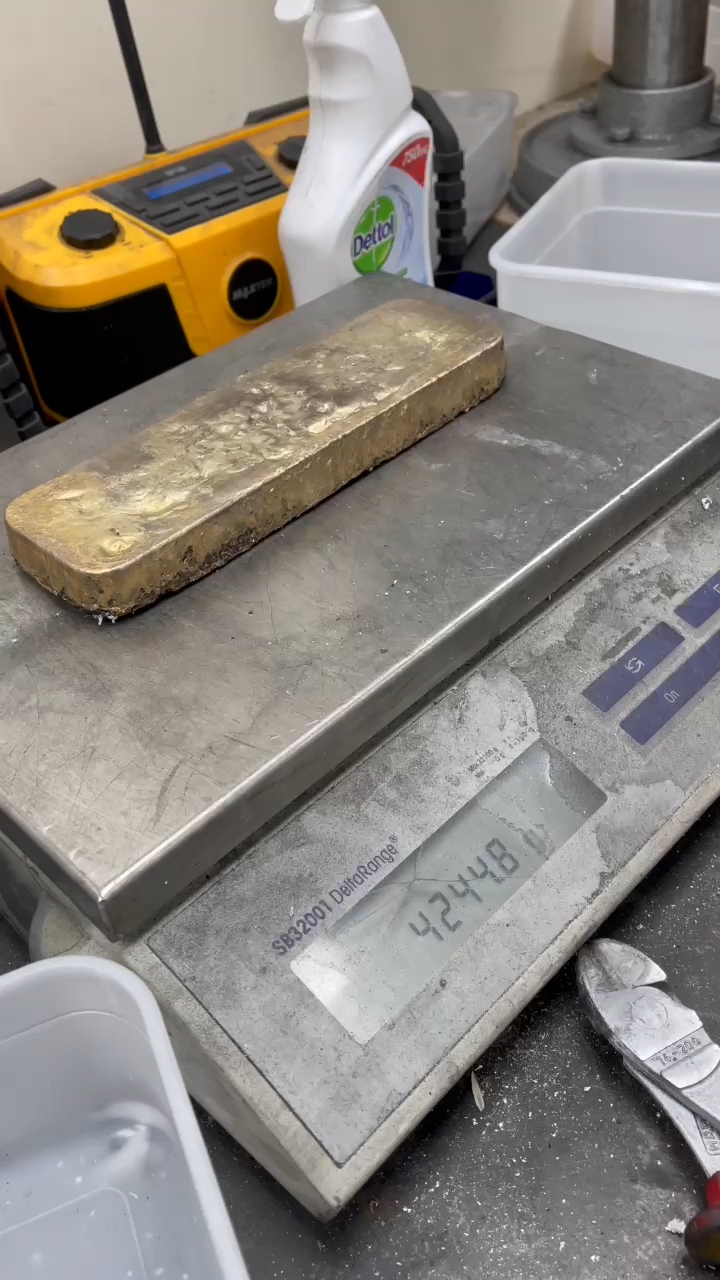 Weighing the purified gold bar, weighing 4,244.8 grams